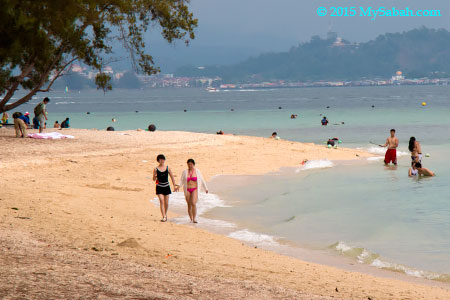 beach goers in Manukan Island
