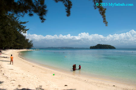 white sandy beach of Manukan
