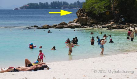 crowded beach of Sapi Island