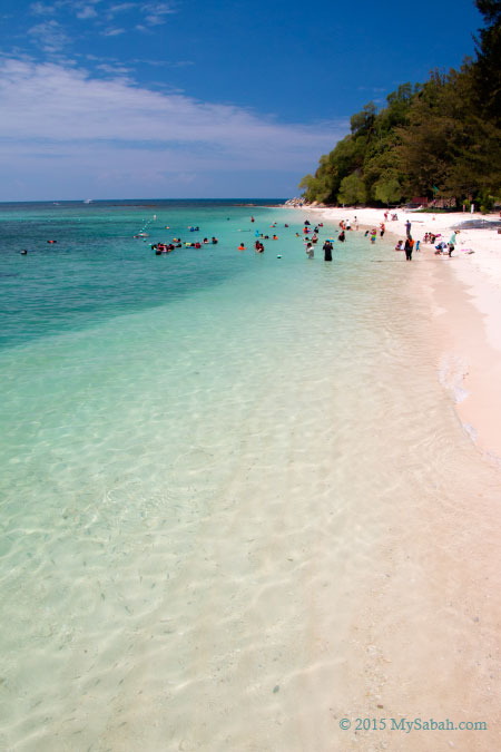 white sandy beach of Mamutik Island