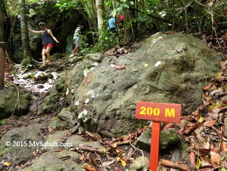 distance marker to the peak