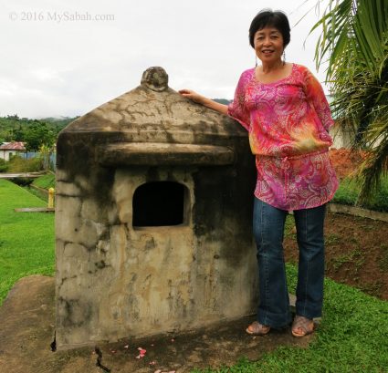 photo next to head house of skulls