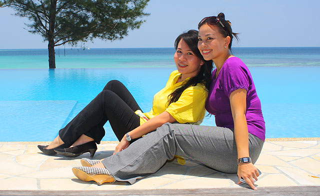 swimming pool of Bunga Raya Resort