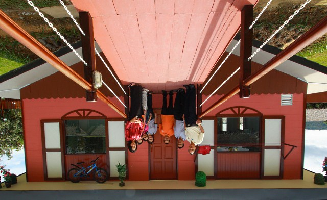 Upside Down House (Rumah Terbalik)