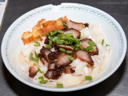 Kueh Teow with deep-fried pork (dry)