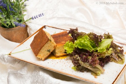 Sun dried tomato and basil cake