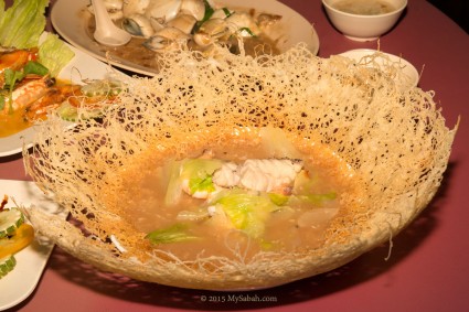 Crispy seafood noodle (香底米粉 in Chinese)