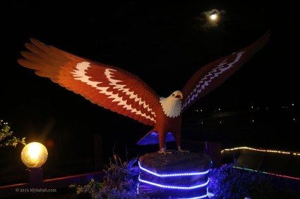 White-bellied sea eagle statue of Sim-Sim 88 Seafood Restaurant