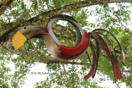 Hornbill made of used tyre