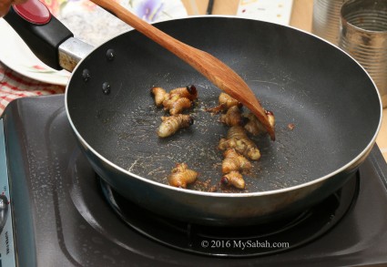 Pan-fried the sago grubs