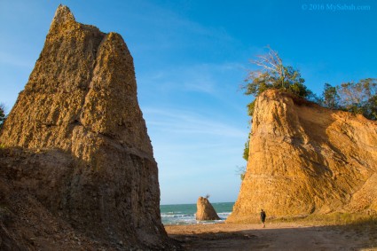 Walking to Batu Luang