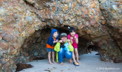 There are many small caves around Batu Luang