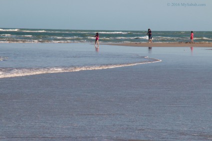 Strolling on Tempurong Beach