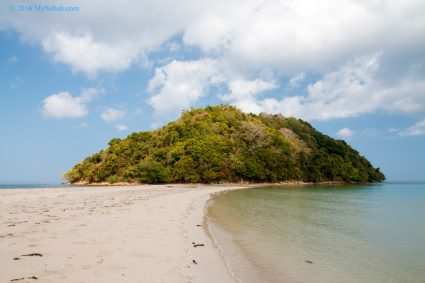 Kelambu Island (Pulau Kelambu) is connected to the mainland by a narrow stretch of sand bar