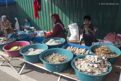 Dried shrimps and fishes are commonly sold in tamu