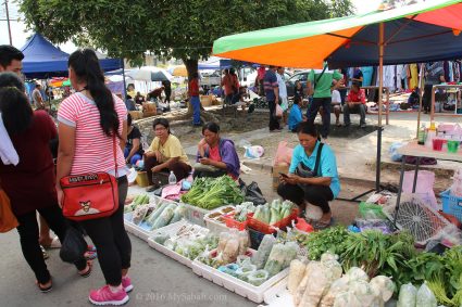 Local fruits and vegetables for sale in Tamu