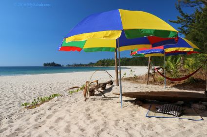 White sandy beach of Bawang Jamal Beach