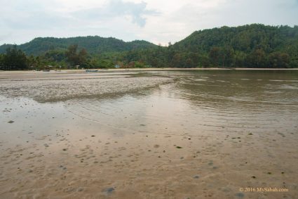 Embayed beach of Loro Kecil