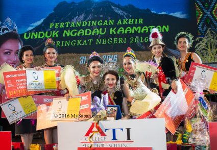 Group photo of Top 7 Winners of Unduk Ngadau 2016. From left to right: Patriciaelsa Jimy (Klang Valley), Vinny Alvionitta Sasising (Matunggong), Claryssa Henry (Kudat), Sherry Ann Laujang (Penampang), Fenny Ester Joslin (Banggi), Christine Joan Charles (Papar), Charmine Bartholomew (Kapayan)