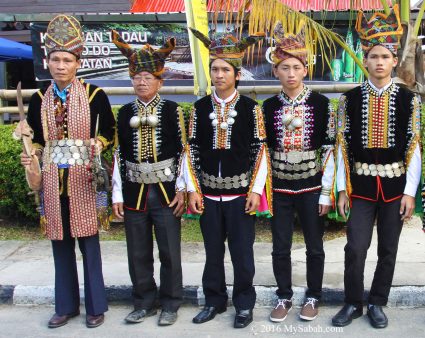 Dusun Tindal men wearing Himpogot