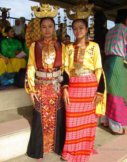 Bajau lady (left) wearing Himpogot