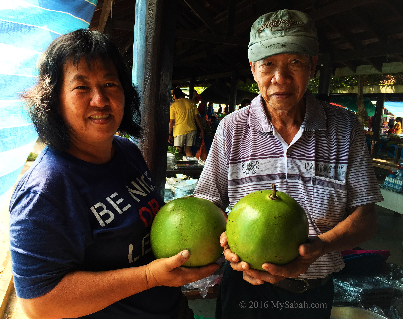 Wong couple selling fig fruit in Tamu market of Donggongon