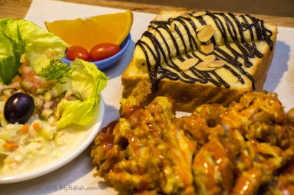 Relax Cafe: cheesy chicken on papan (MYR28)