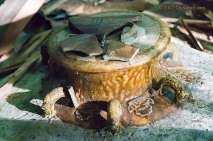 Fragments of ceramic jar in Sigunting grave