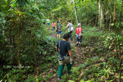 Walking to the tombs of Gambaliu and Sigunting