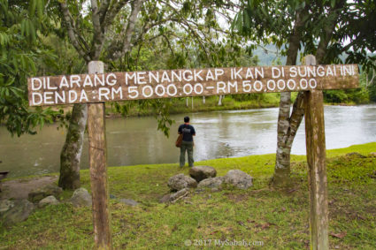 The warning sign that reads, Fishing is prohibited in this river. Fine: RM5,000.00 - RM50,000.00
