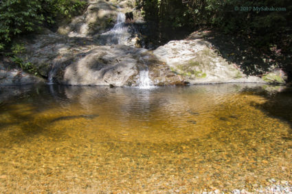 tea color of Ali Baba Waterfall caused by the tannin of rainforest plant
