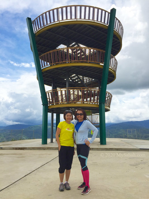 Sinurambi Tower and tourists