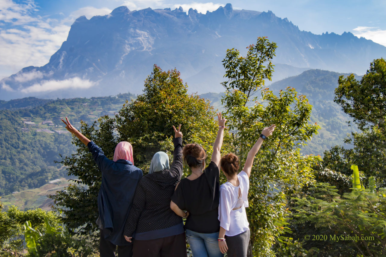 Group photo with Mount Kinabalu