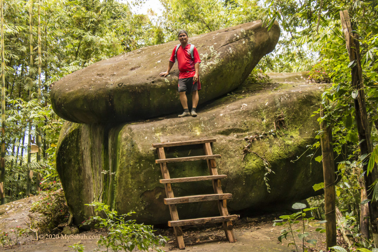 Mirolian Stone (Batu Besar Bertingkat)