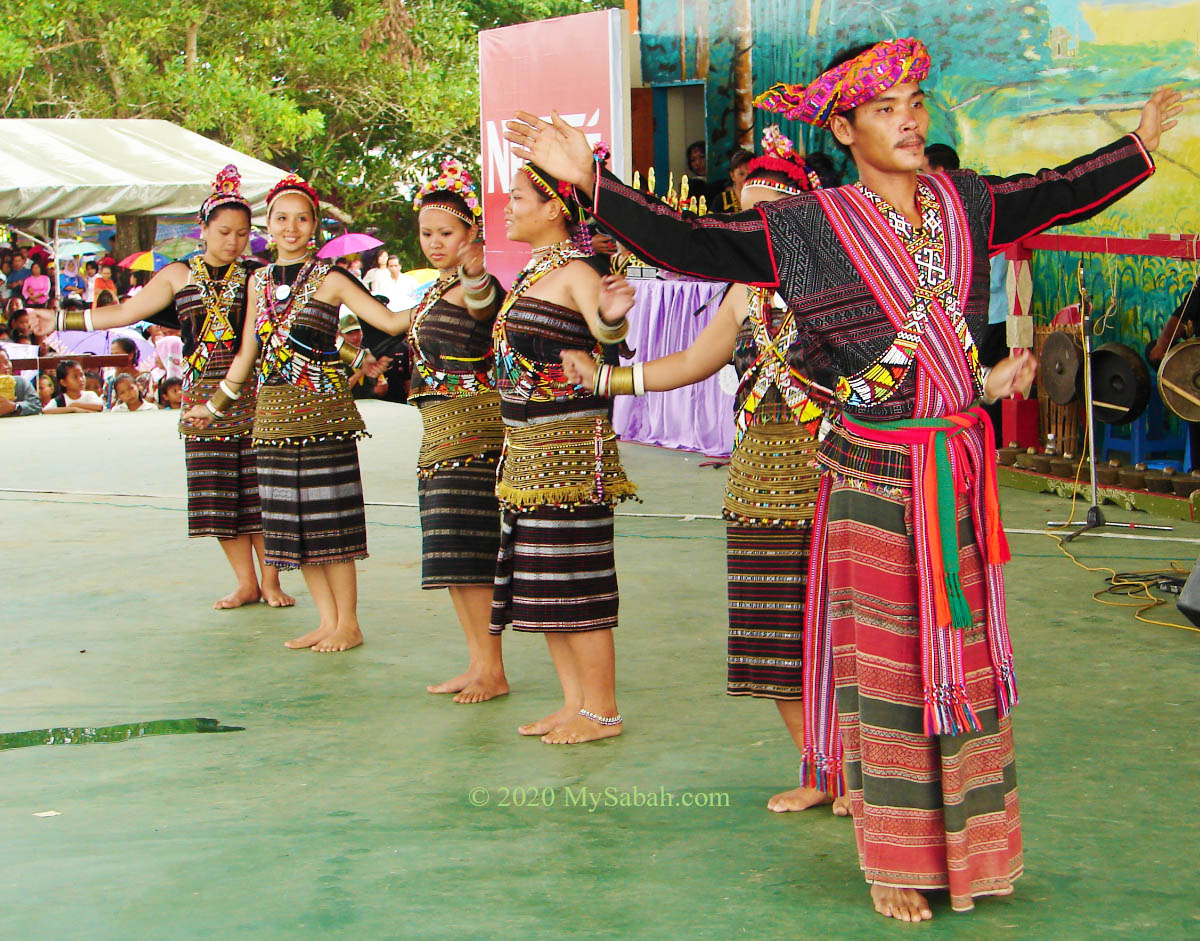 Rungus people dancing Mongigol Sumandai