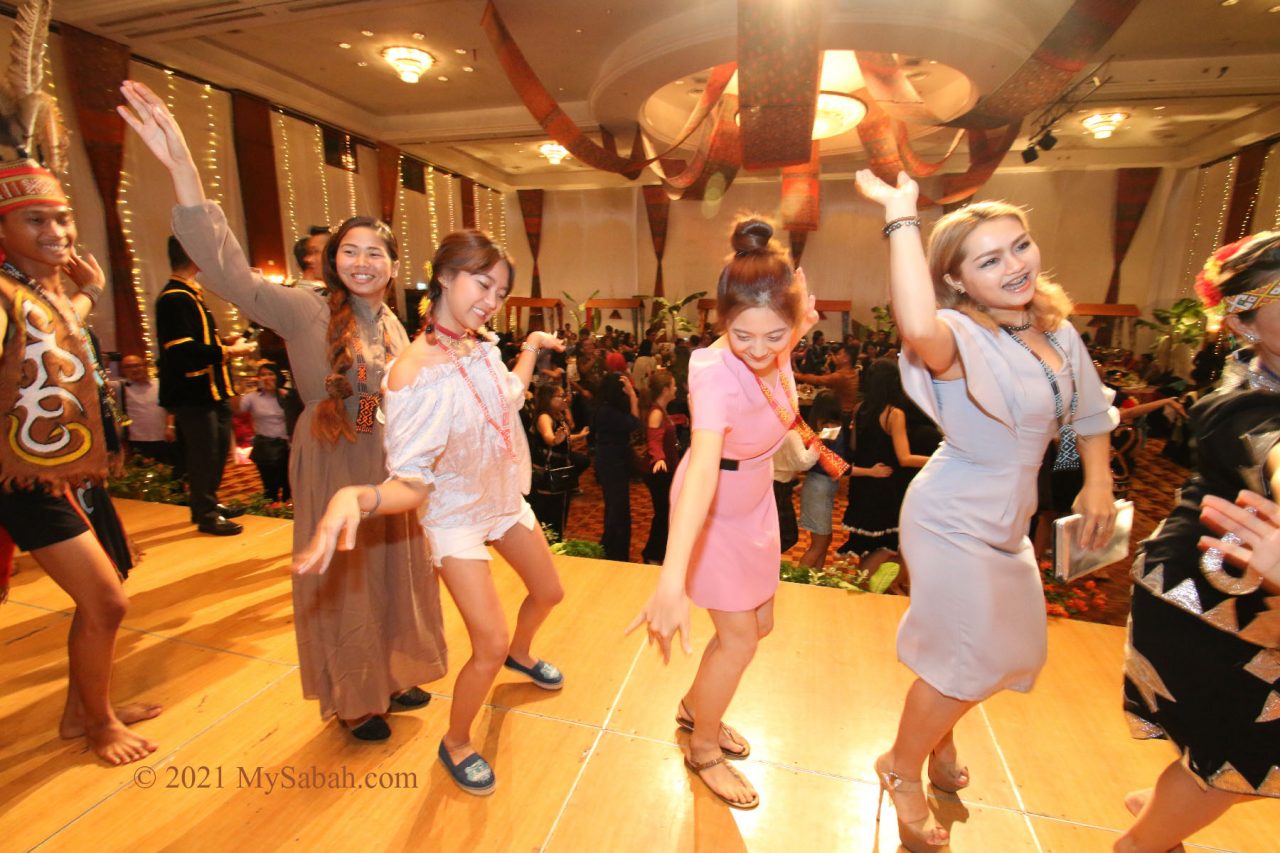 Tourists dancing Sumazau on stage