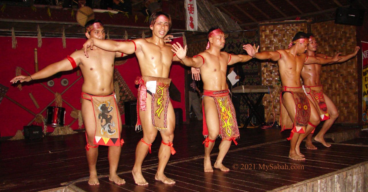 Muscle men do Sumazau dance