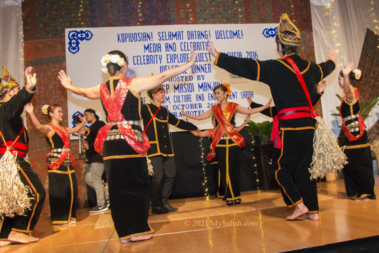 Sumazau dance with bride and groom in wedding