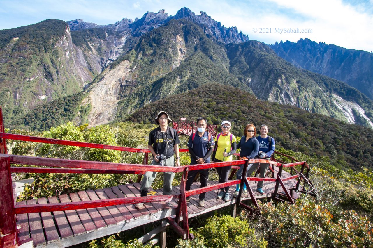 Group photo on the platform of Maragang Hill