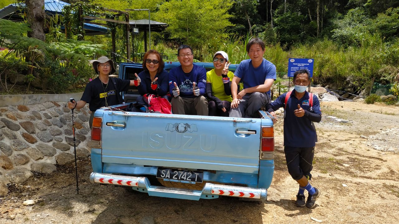 4-wheel drive picks up climbers of Maragang Hill at the ending point