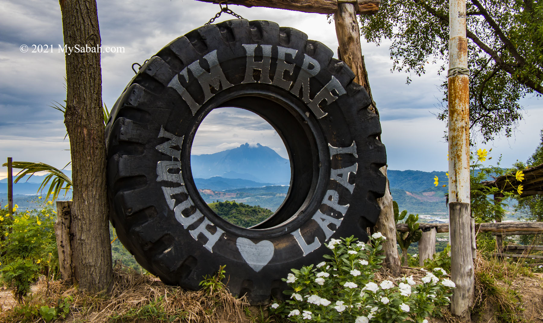 Tyre landmark of Nuluh Lapai with Mount Kinabalu