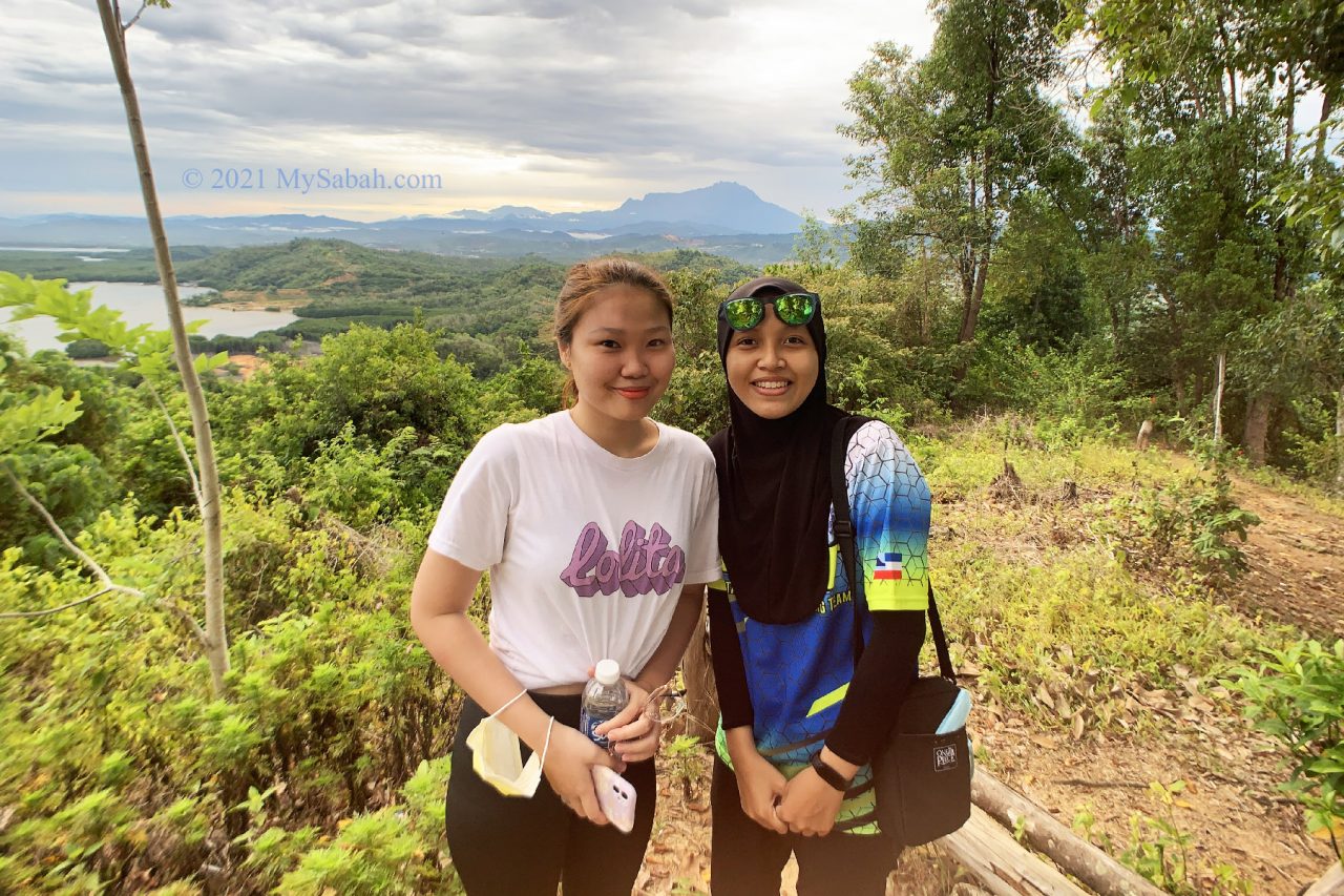 Hiking girls on Nuluh Lapai