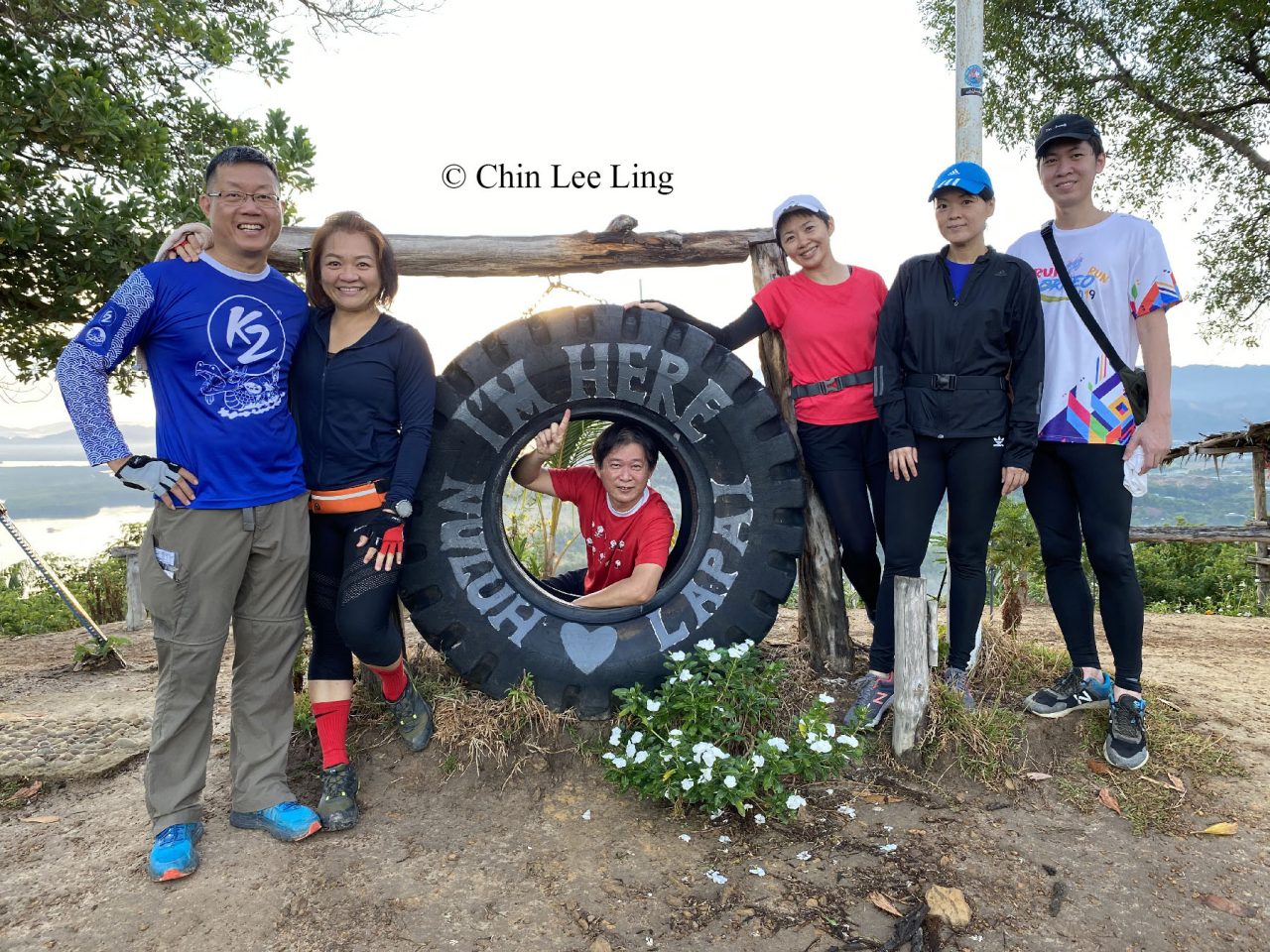 Group photo with tyre landmark of Nuluh Lapai