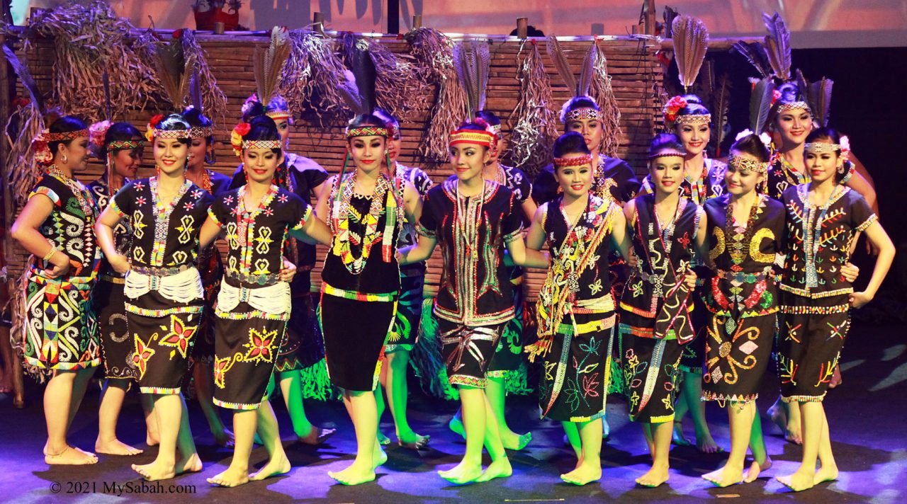 Anggalang dance by group of Murut girls before Magunatip