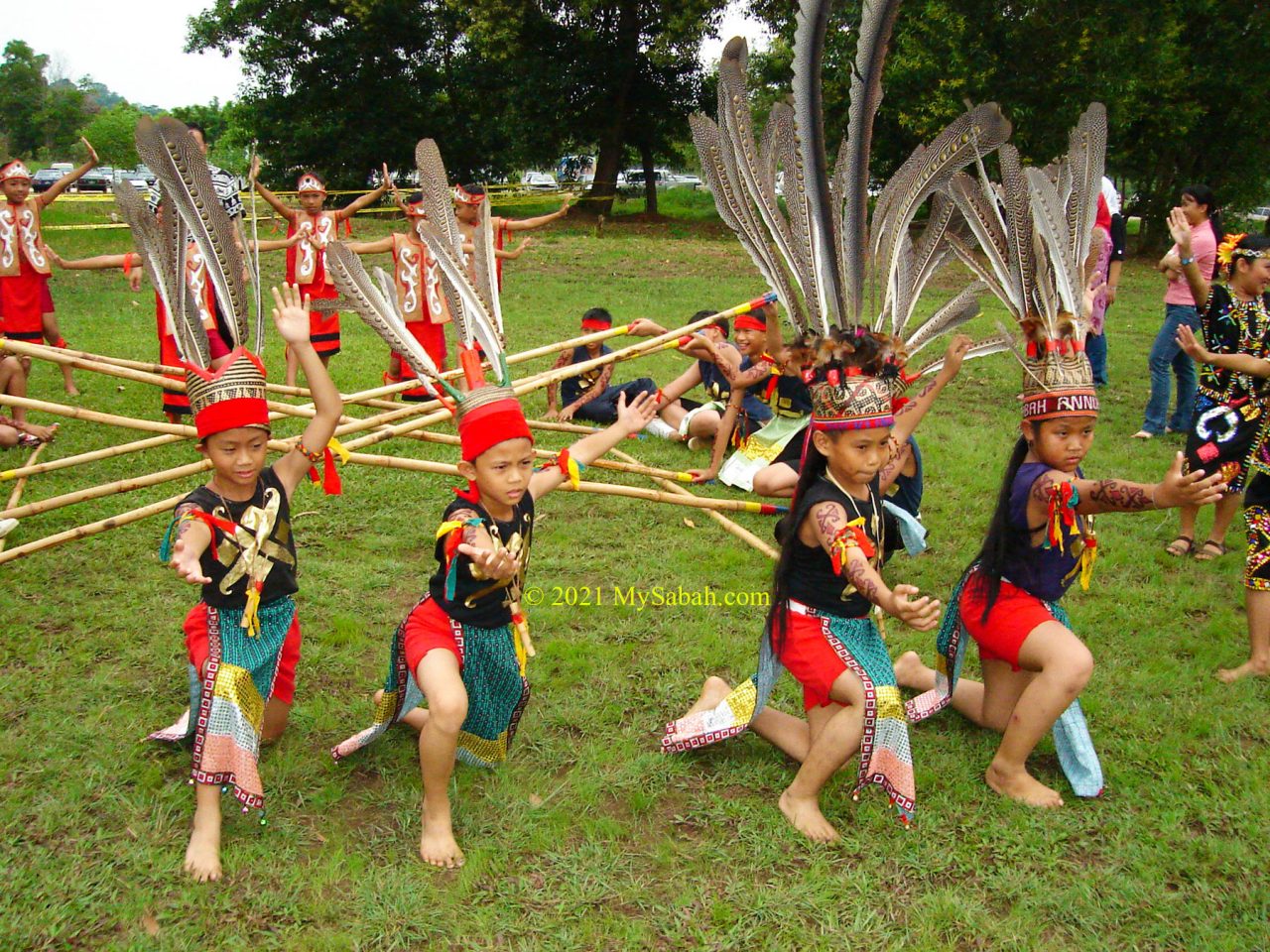 Children rehearse Magunatip before filming in national TV