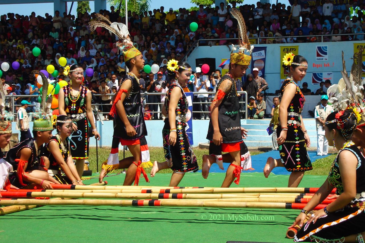 Magunatip performance by students in Sipitang