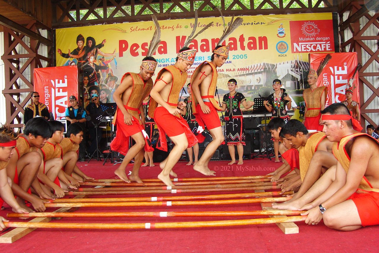Magunatip dance in Kaamatan
