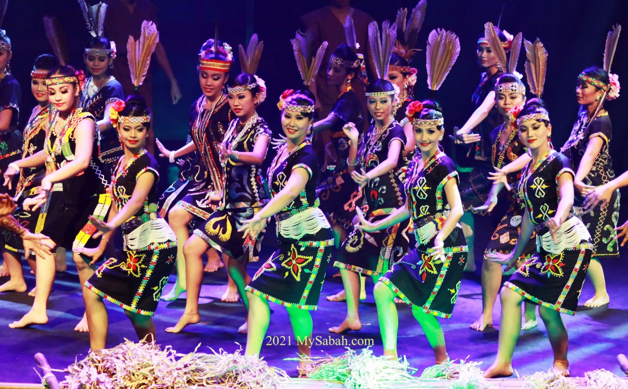An elegant move of Anggalang dance
