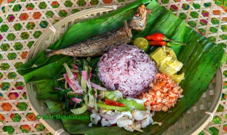 Linopot of Hill Rice with traditional mouth-watering side dishes.