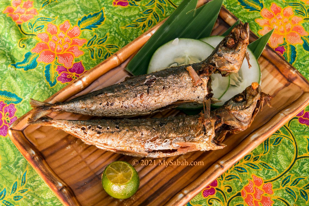 Ikan Basung Goreng (fried scad fish)